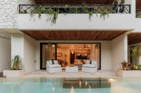 Itza Jungle Queen Swim Up with Beach Club Access